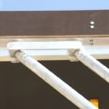 aluminiowe rusztowanie jezdne TEMPO COMFORT - montaż najwyższych poręczy schodków
